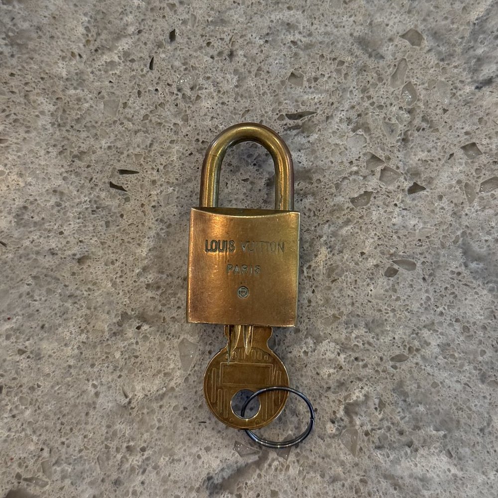 EUC #229 AUTHENTIC LOUIS VUITTON LOCK & KEY GOLD - Picture 3 of 3